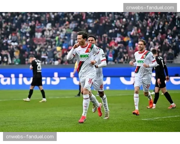 奥格斯堡前锋抢点破门，暂时帮助球队脱离降级区