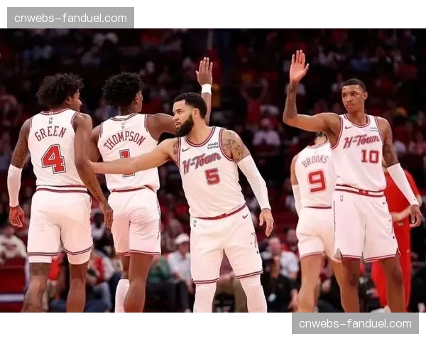 第三节:东契奇单节20分,独行侠拉开与火箭的胜场差 第三节:东契奇单节20分,独行侠拉开与火箭的胜场差